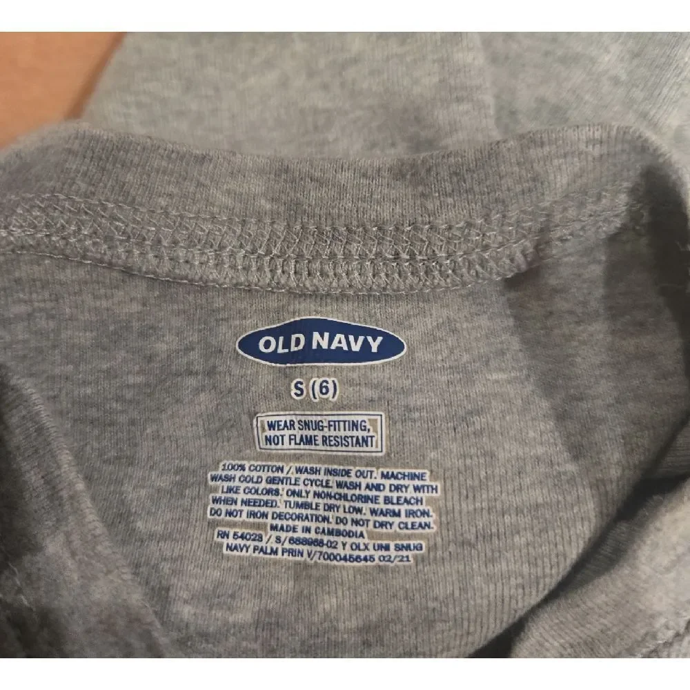 Old Navy gray tee